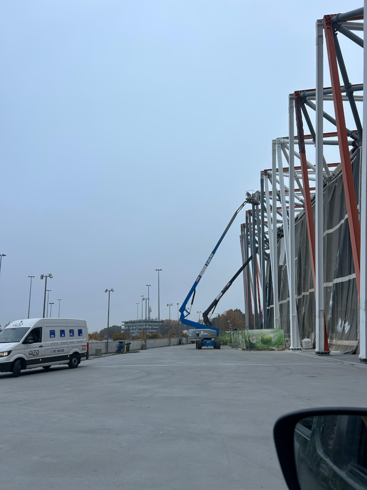 Wynajem podnośników (Białystok i okolice) – realizacja przy pracach budowlanych na stadionie piłkarskim – gizo.pl