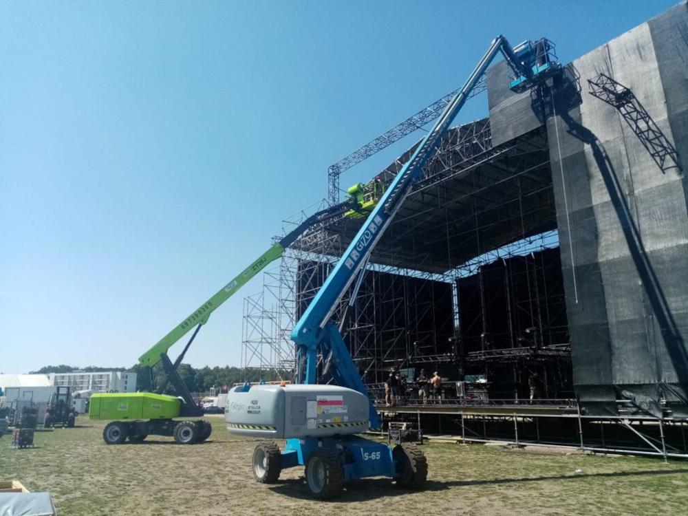 Wynajem podnośników teleskopowych (Gdynia) przez Gizo – realizacja prac przy budowie sceny – gizo.pl