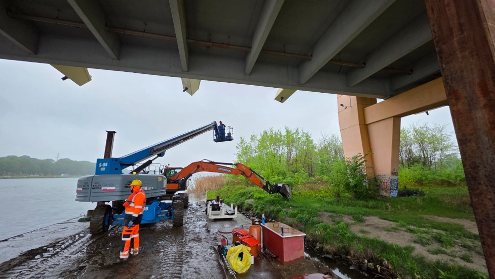Wynajem podnośników teleskopowych (Wrocław) – realizacja renowacji mostów na Odrze – gizo.pl